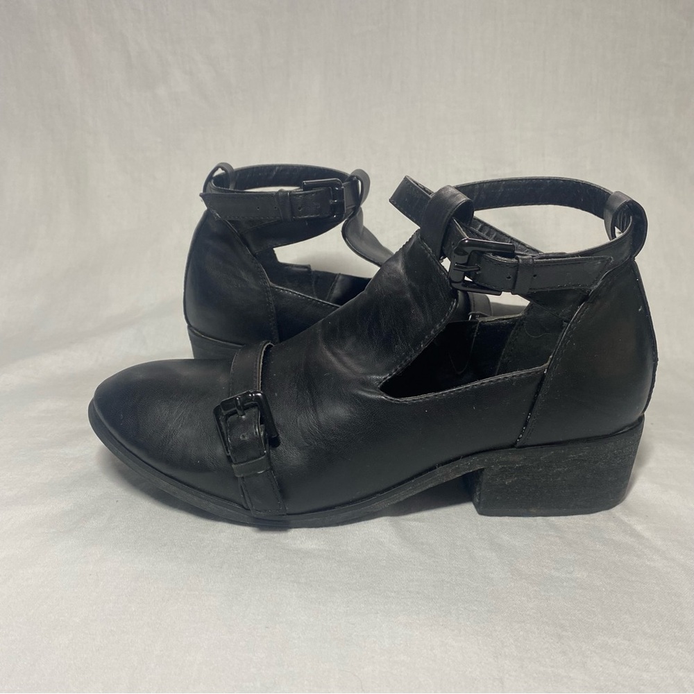 Deena & Ozzy Black Ankle Straps Buckle Cut-Out Booties Size 9 With A Chunky Heel